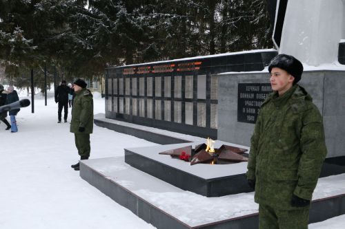 Глава Алексеевского района накануне Дня защитника Отечества возложил цветы к Вечному огню