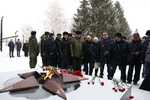 Глава Алексеевского района накануне Дня защитника Отечества возложил цветы к Вечному огню