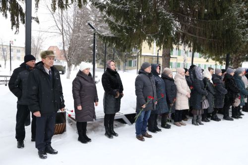 Глава Алексеевского района накануне Дня защитника Отечества возложил цветы к Вечному огню