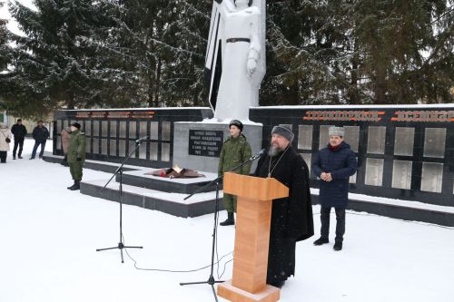Глава Алексеевского района накануне Дня защитника Отечества возложил цветы к Вечному огню