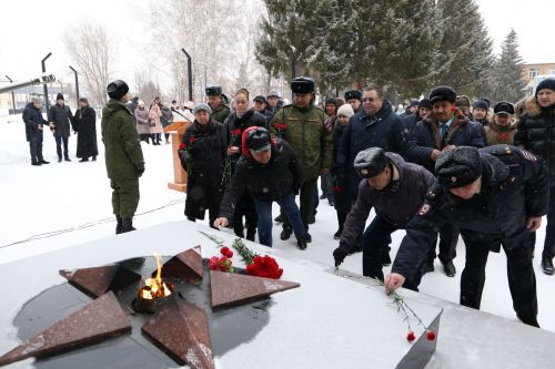 Глава Алексеевского района накануне Дня защитника Отечества возложил цветы к Вечному огню