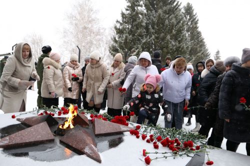 Глава Алексеевского района накануне Дня защитника Отечества возложил цветы к Вечному огню