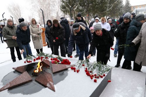 Глава Алексеевского района накануне Дня защитника Отечества возложил цветы к Вечному огню