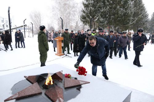 Глава Алексеевского района накануне Дня защитника Отечества возложил цветы к Вечному огню
