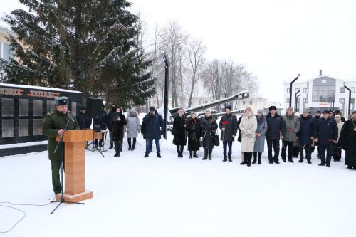 Глава Алексеевского района накануне Дня защитника Отечества возложил цветы к Вечному огню