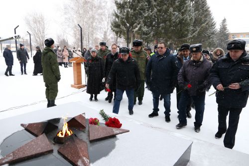 Глава Алексеевского района накануне Дня защитника Отечества возложил цветы к Вечному огню