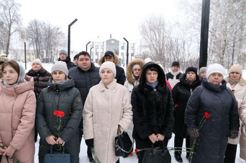 Глава Алексеевского района накануне Дня защитника Отечества возложил цветы к Вечному огню
