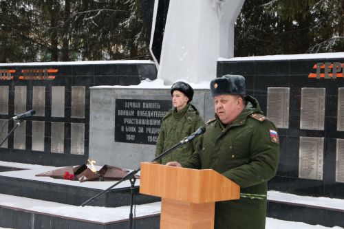 Глава Алексеевского района накануне Дня защитника Отечества возложил цветы к Вечному огню