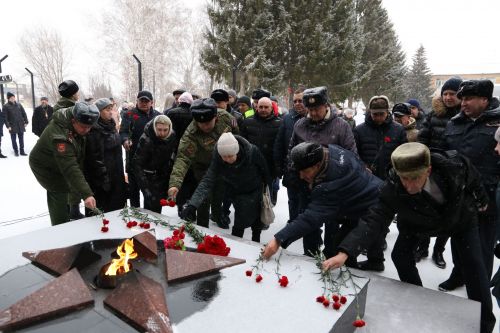 Глава Алексеевского района накануне Дня защитника Отечества возложил цветы к Вечному огню