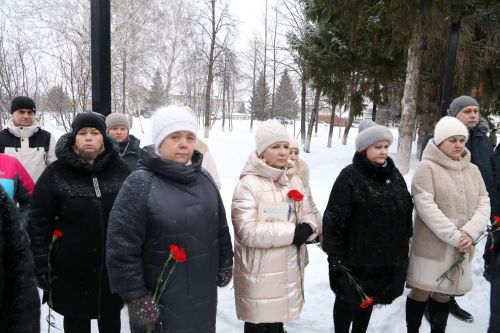 Глава Алексеевского района накануне Дня защитника Отечества возложил цветы к Вечному огню