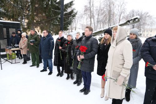 Глава Алексеевского района накануне Дня защитника Отечества возложил цветы к Вечному огню