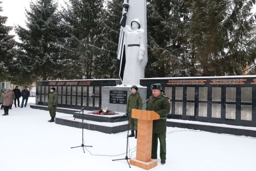 Глава Алексеевского района накануне Дня защитника Отечества возложил цветы к Вечному огню