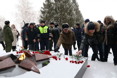Глава Алексеевского района накануне Дня защитника Отечества возложил цветы к Вечному огню