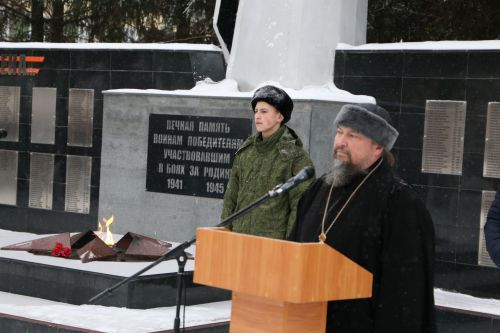 Глава Алексеевского района накануне Дня защитника Отечества возложил цветы к Вечному огню