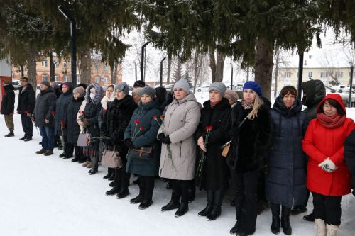 Глава Алексеевского района накануне Дня защитника Отечества возложил цветы к Вечному огню
