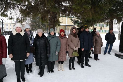Глава Алексеевского района накануне Дня защитника Отечества возложил цветы к Вечному огню