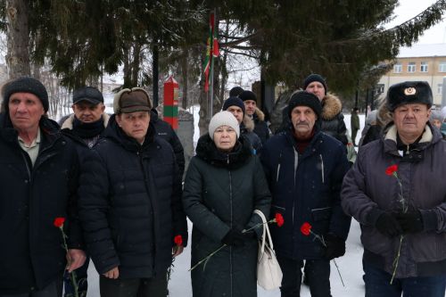Глава Алексеевского района накануне Дня защитника Отечества возложил цветы к Вечному огню
