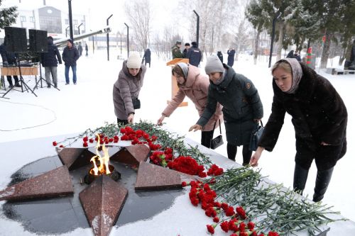 Глава Алексеевского района накануне Дня защитника Отечества возложил цветы к Вечному огню