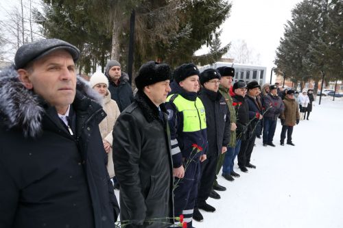 Глава Алексеевского района накануне Дня защитника Отечества возложил цветы к Вечному огню
