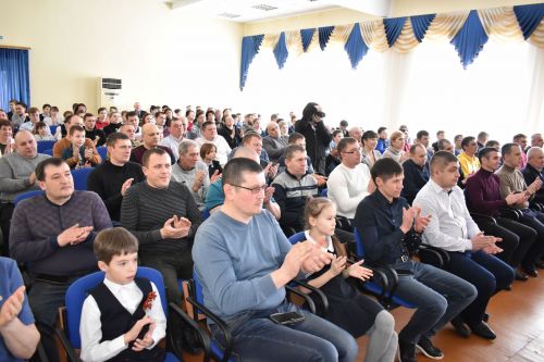 В канун Дня защитника Отечества ученики второй школы подготовили для пап патриотический концерт