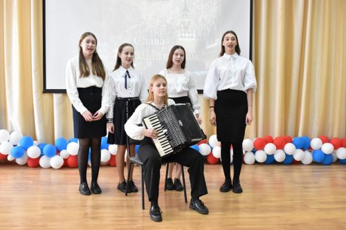 В канун Дня защитника Отечества ученики второй школы подготовили для пап патриотический концерт