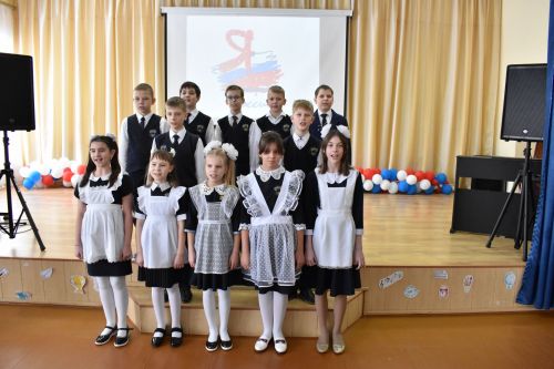 В канун Дня защитника Отечества ученики второй школы подготовили для пап патриотический концерт