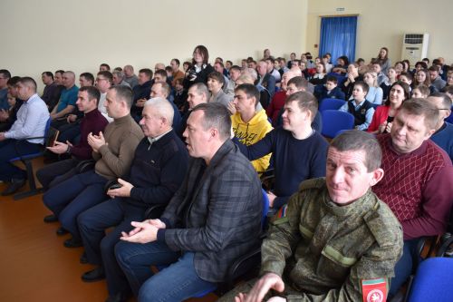 В канун Дня защитника Отечества ученики второй школы подготовили для пап патриотический концерт