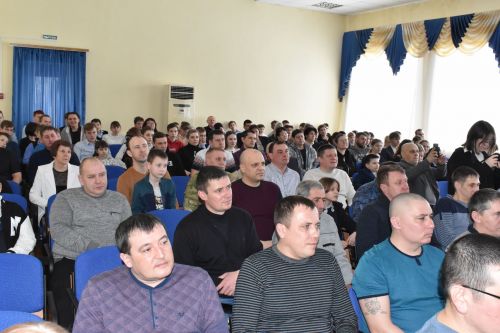 В канун Дня защитника Отечества ученики второй школы подготовили для пап патриотический концерт