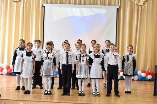 В канун Дня защитника Отечества ученики второй школы подготовили для пап патриотический концерт