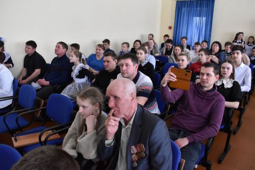 В канун Дня защитника Отечества ученики второй школы подготовили для пап патриотический концерт