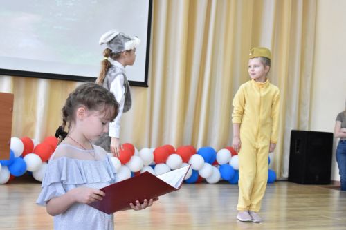 В канун Дня защитника Отечества ученики второй школы подготовили для пап патриотический концерт