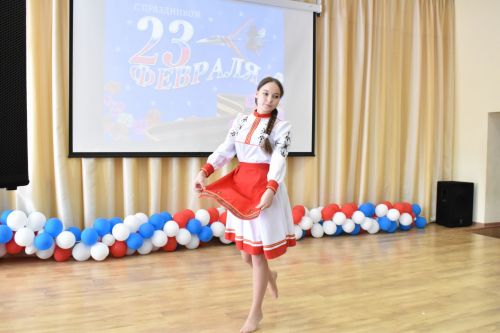 В канун Дня защитника Отечества ученики второй школы подготовили для пап патриотический концерт