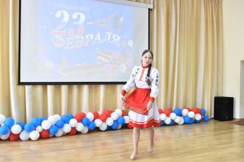 В канун Дня защитника Отечества ученики второй школы подготовили для пап патриотический концерт