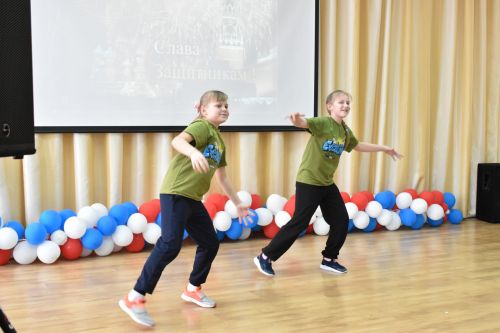 В канун Дня защитника Отечества ученики второй школы подготовили для пап патриотический концерт