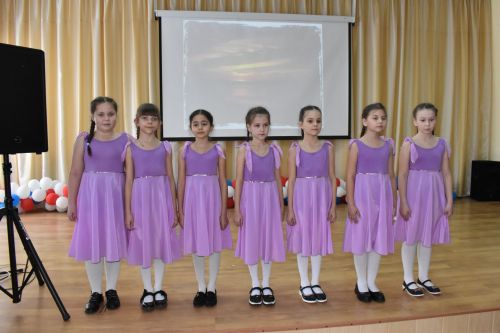 В канун Дня защитника Отечества ученики второй школы подготовили для пап патриотический концерт