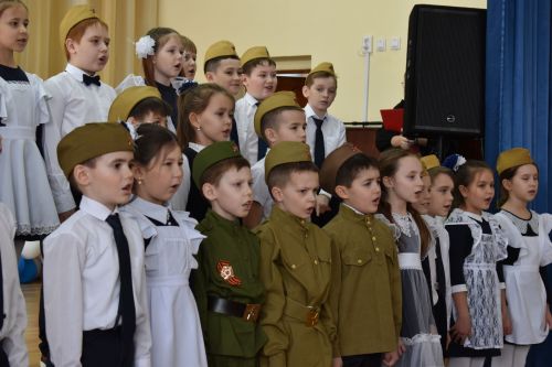 В канун Дня защитника Отечества ученики второй школы подготовили для пап патриотический концерт