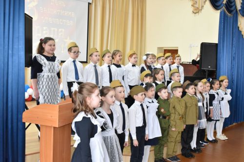 В канун Дня защитника Отечества ученики второй школы подготовили для пап патриотический концерт