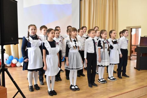 В канун Дня защитника Отечества ученики второй школы подготовили для пап патриотический концерт
