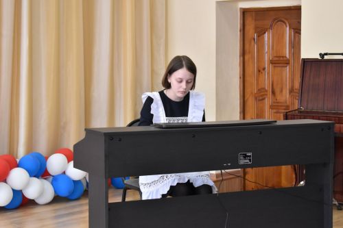 В канун Дня защитника Отечества ученики второй школы подготовили для пап патриотический концерт