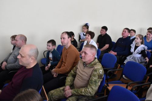 В канун Дня защитника Отечества ученики второй школы подготовили для пап патриотический концерт