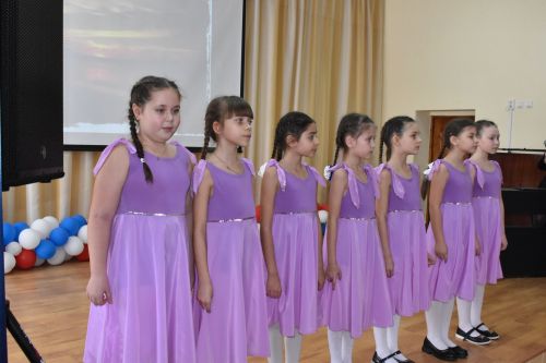 В канун Дня защитника Отечества ученики второй школы подготовили для пап патриотический концерт