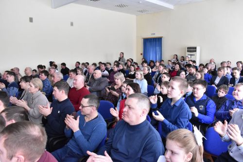 В канун Дня защитника Отечества ученики второй школы подготовили для пап патриотический концерт