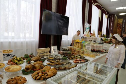 Асгат Сафаров ознакомился с товарами, произведенными в Алексеевском районе