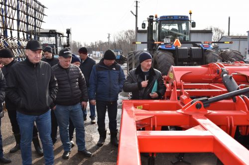 Глава Алексеевского района перед началом весенне-полевых работ встретился с механизаторами