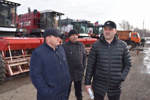 Глава Алексеевского района перед началом весенне-полевых работ встретился с механизаторами
