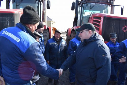 Глава Алексеевского района перед началом весенне-полевых работ встретился с механизаторами