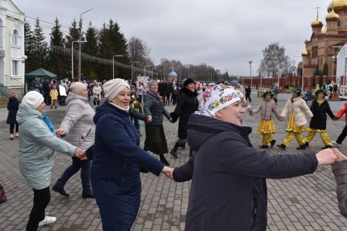 Восточные мотивы, горячий плов, танцы и игры: в Алексеевском отпраздновали Навруз