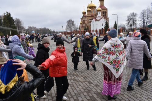 Восточные мотивы, горячий плов, танцы и игры: в Алексеевском отпраздновали Навруз