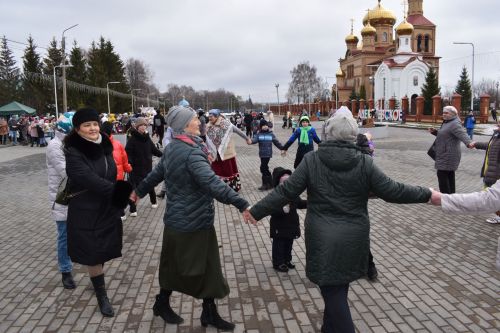 Восточные мотивы, горячий плов, танцы и игры: в Алексеевском отпраздновали Навруз