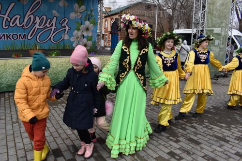 Восточные мотивы, горячий плов, танцы и игры: в Алексеевском отпраздновали Навруз